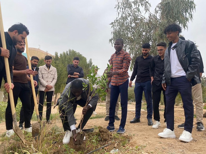 حملة للتشجير وزراعة الأزهار داخل الحرم الجامعي 
