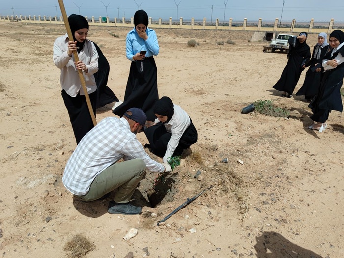 حملة تطوعية لتشجير وترميم حدائق الكلية 
