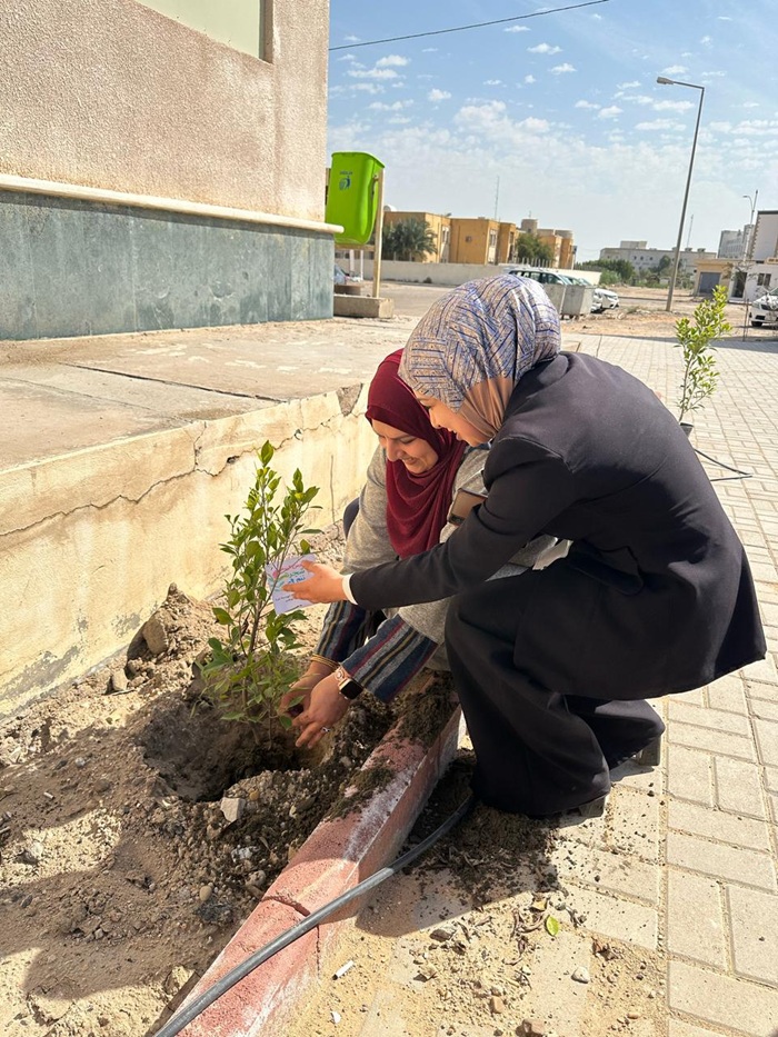 حملة لتشجير وترميم حدائق الكلية 