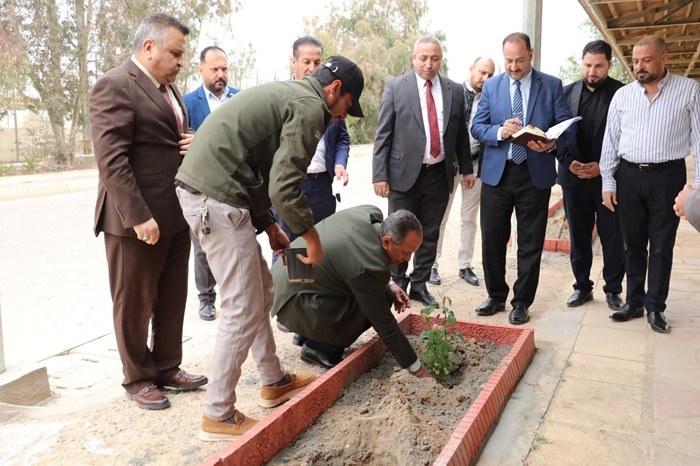 حملة تشجير في أروقة الكلية 